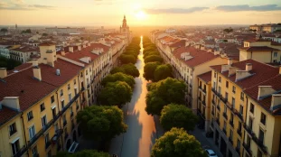 Vue aérienne du centre historique d'Aix-en-Provence avec ses immeubles en copropriété à toits de tuiles et le Cours Mirabeau sous une lumière méditerranéenne dorée